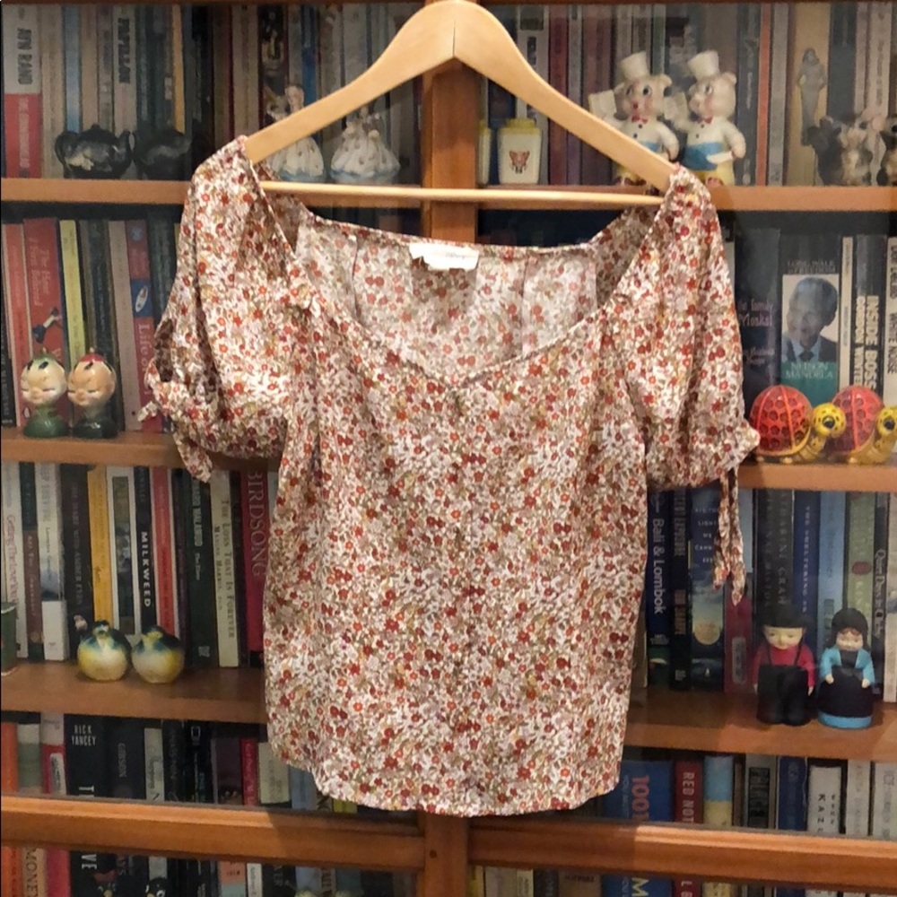 Sweet floral t shirt with buttons